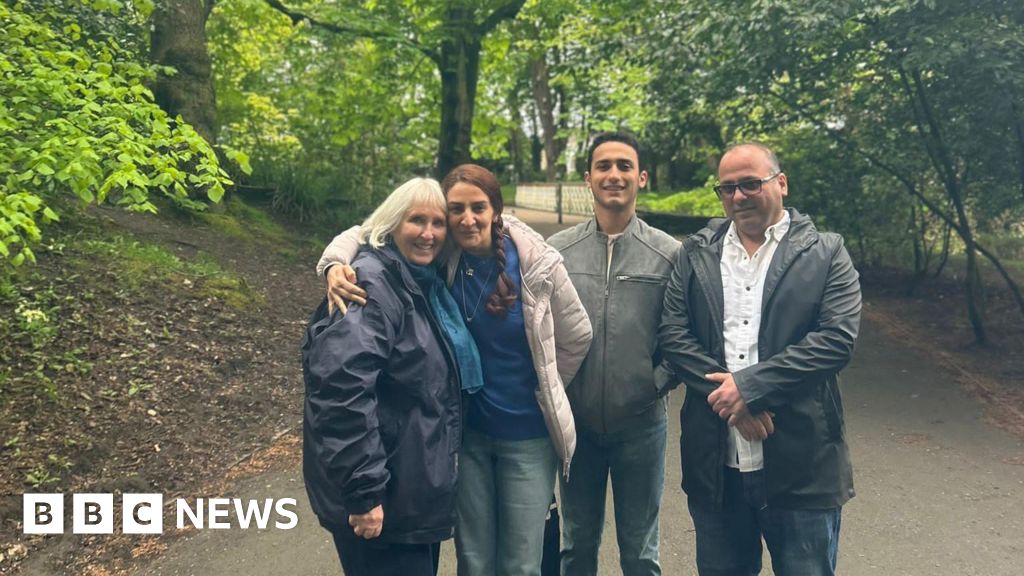 Northumberland pensioner visits UK refugees by bus pass