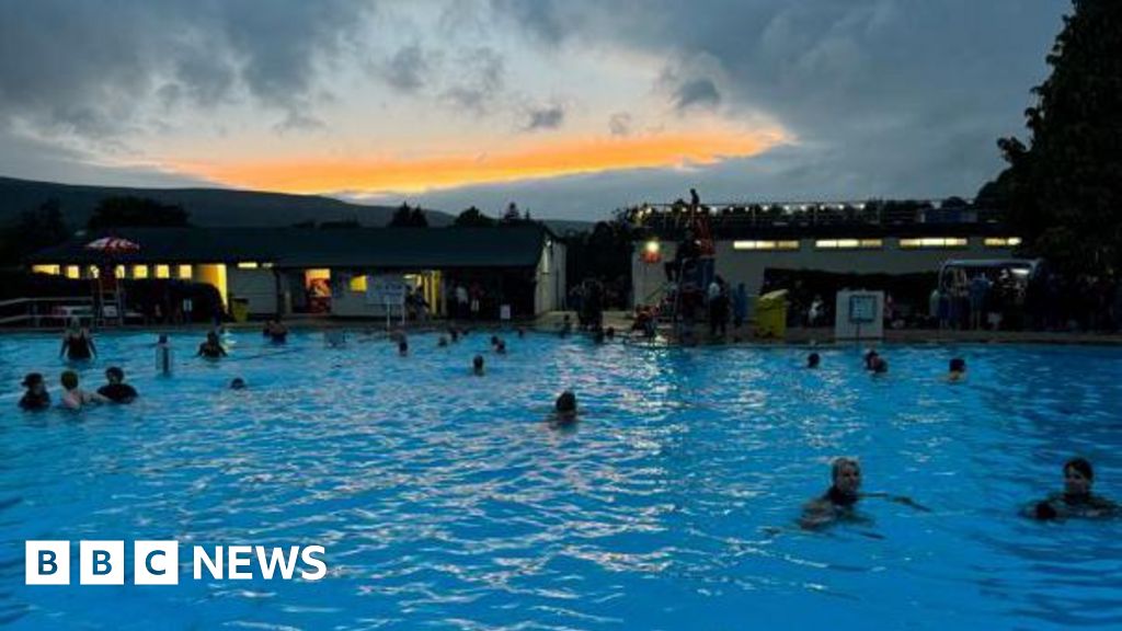 Hundreds brave cold for full moon lido swim