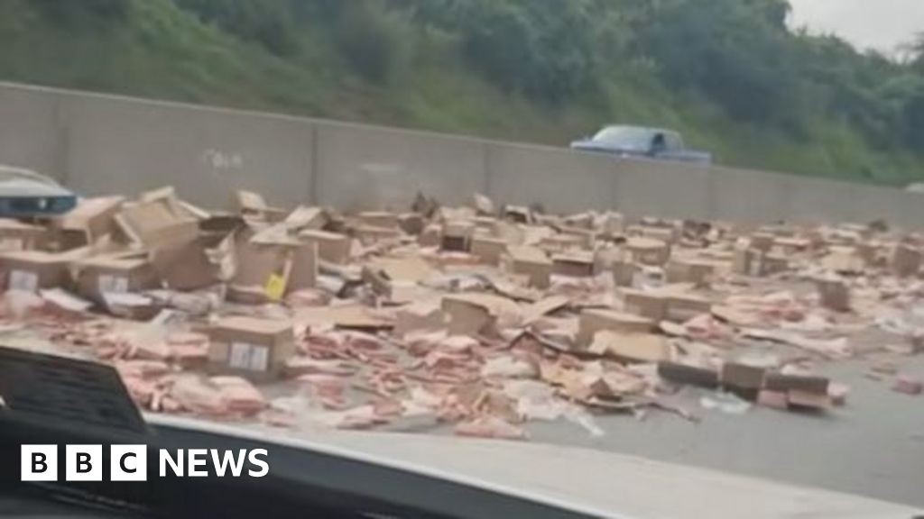Watch: Hot dog spill clogs US highway