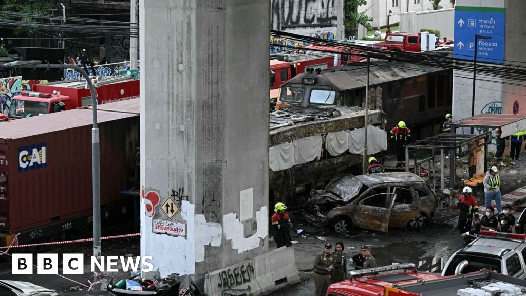 Bij een goederentrein- en busongeval in Bangkok komen zeker acht mensen om het leven
