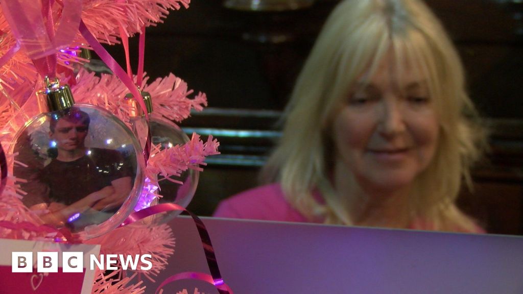 Barnstaple 'hero' honoured at Christmas tree festival