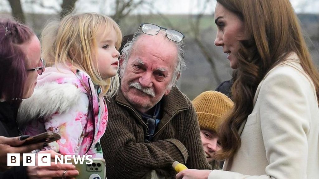 Kate stops car for chat with 'hello princess' girl