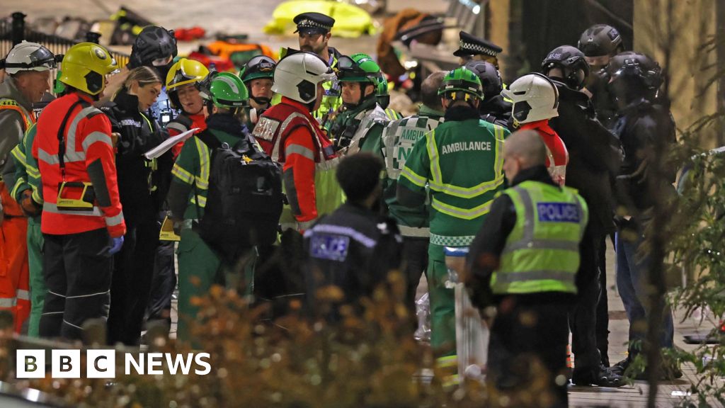 What have eyewitnesses said about Huntingdon train stabbings?