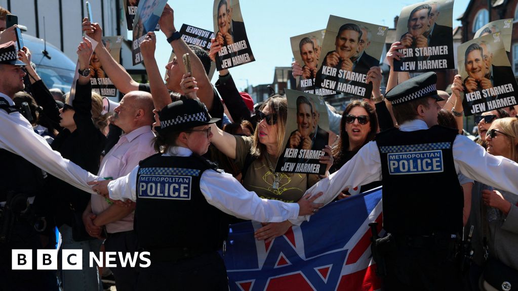 Starmer heckled during Golders Green visit