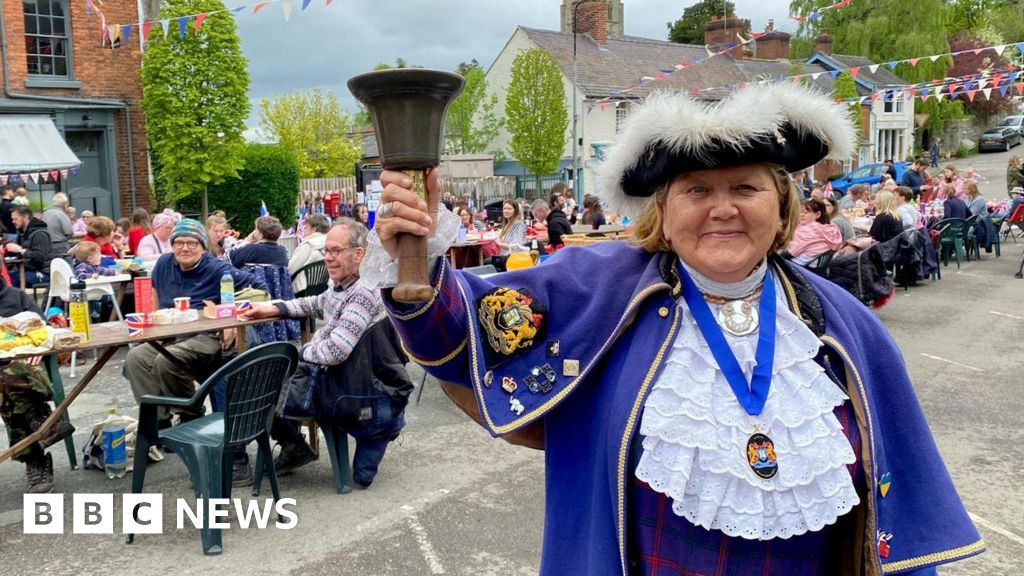 Powys: Town criers from across world compete for crown