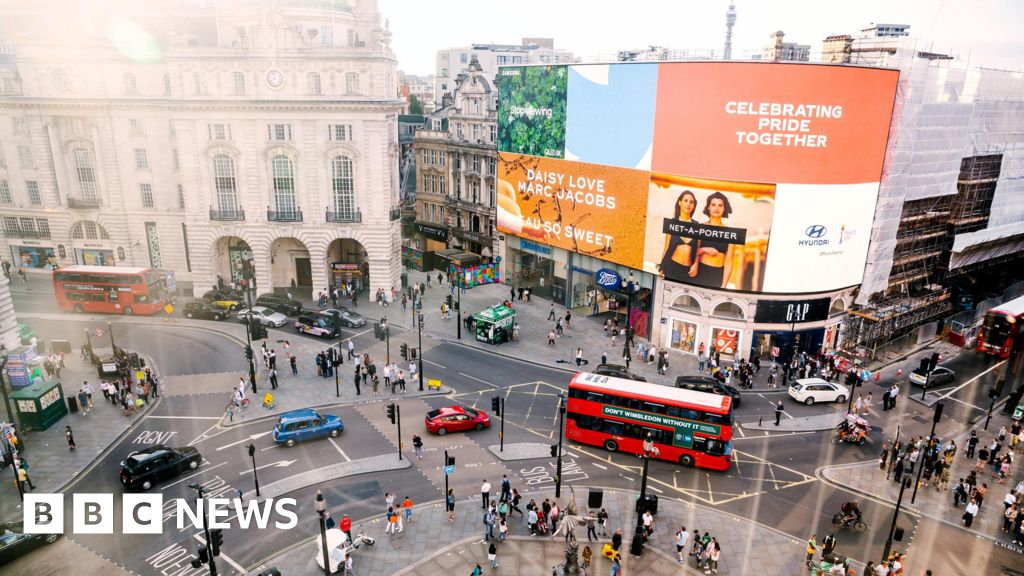 Piccadilly Circus: Rooftop bar plans opposed by Met Police