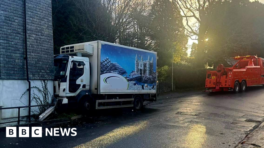 Residents evacuated after lorry crash leads to gas leak in Devon