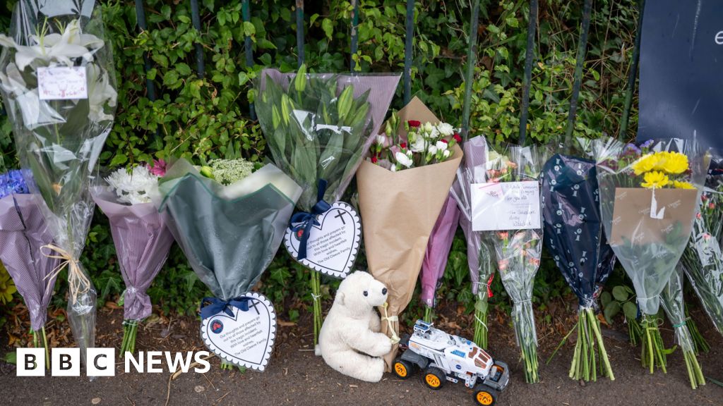 Four remain in hospital after school coach crash