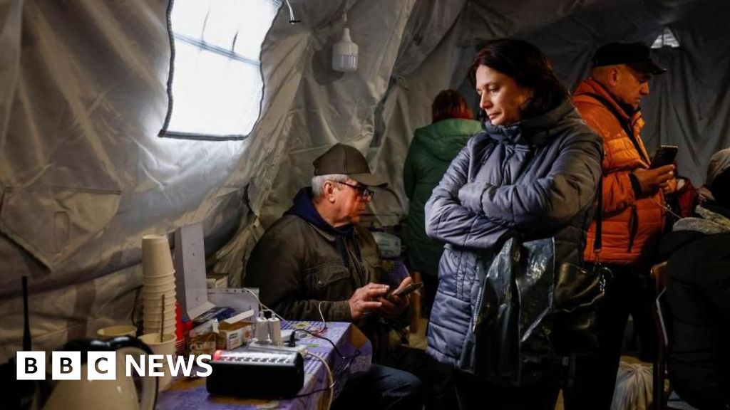 Ukraine: Chernihiv in total blackout after 'massive' Russian assault thumbnail