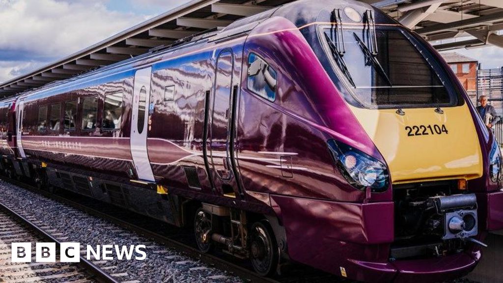 Derby: Trains strike shopping trolleys dumped on rail line – BBC News