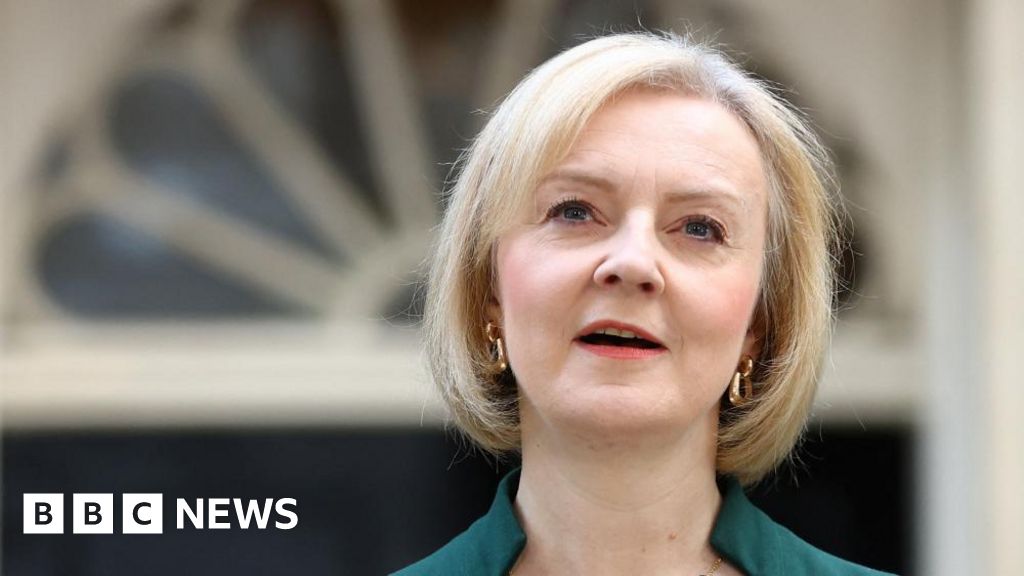 L﻿iz Truss committed to remain Norfolk MP after No 10 exit - BBC News