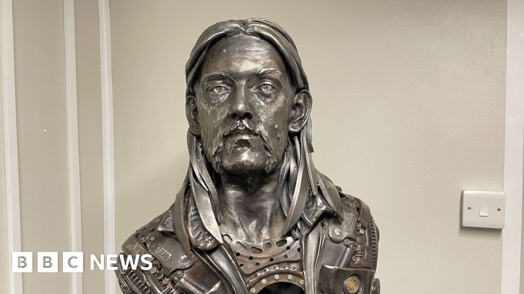 Bust of Motörhead frontman Lemmy’s ashes exhibited at Bloodstock