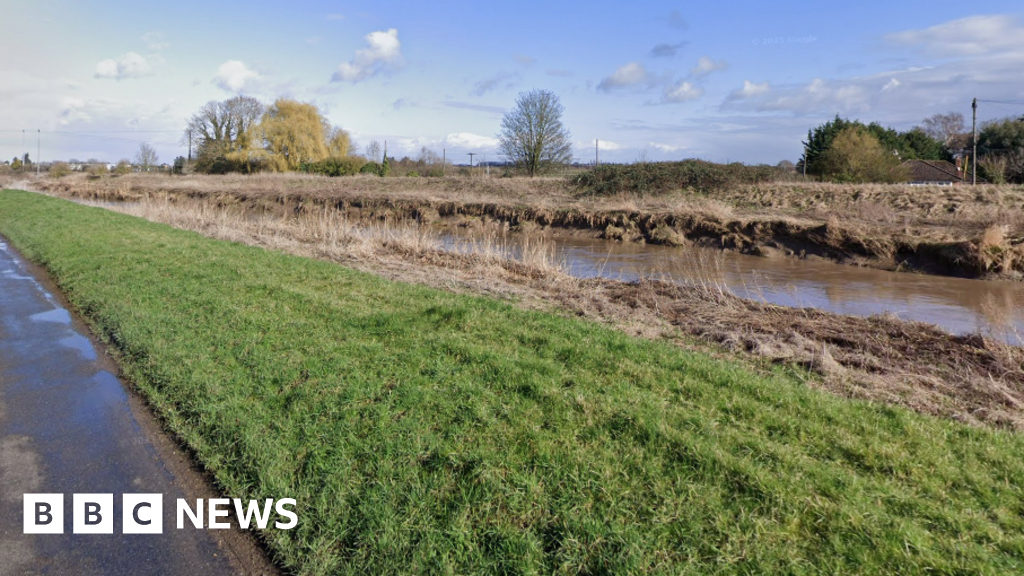 Two teenagers missing after car enters river
