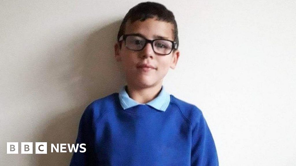 Alfie Steele Boy found dead in bath had 50 injuries, trial hears(02)