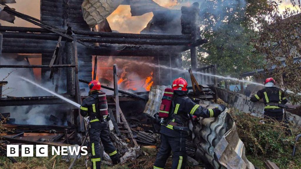 Russia launches fresh wave of strikes on western Ukraine thumbnail