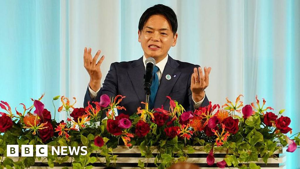 Japanese mayor apologises after calling staff 'human scum'