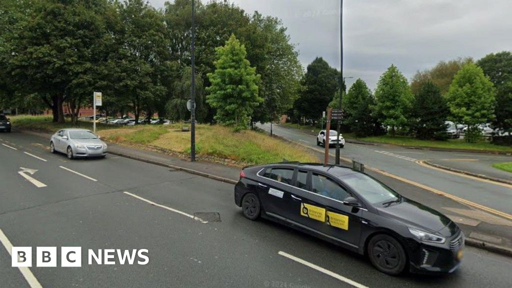 Woman praises Wigan off-duty medics ‘who saved my sister’s life’ | Manchester News