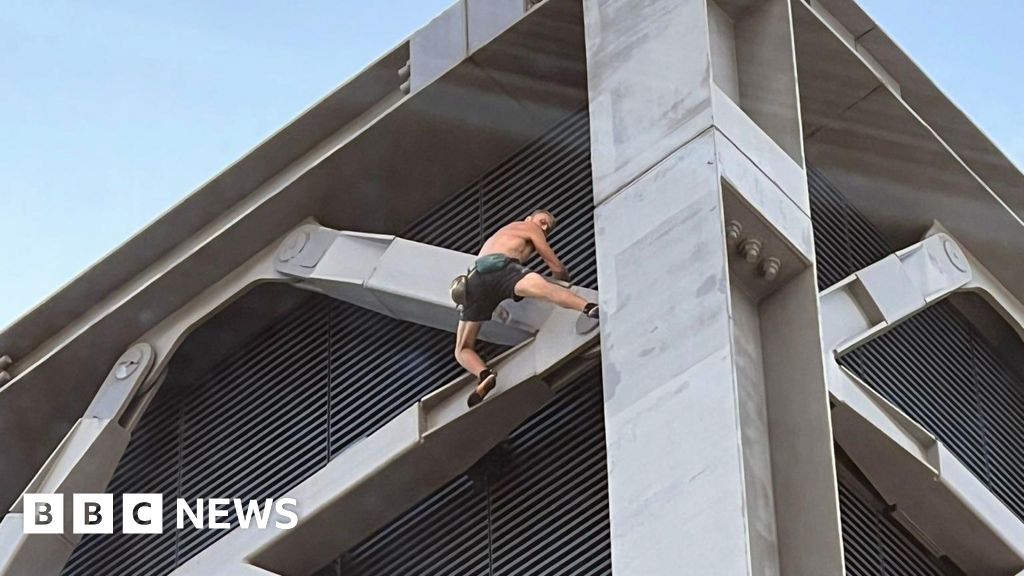 Cheesegrater: Free-climber arrested after scaling London skyscraper