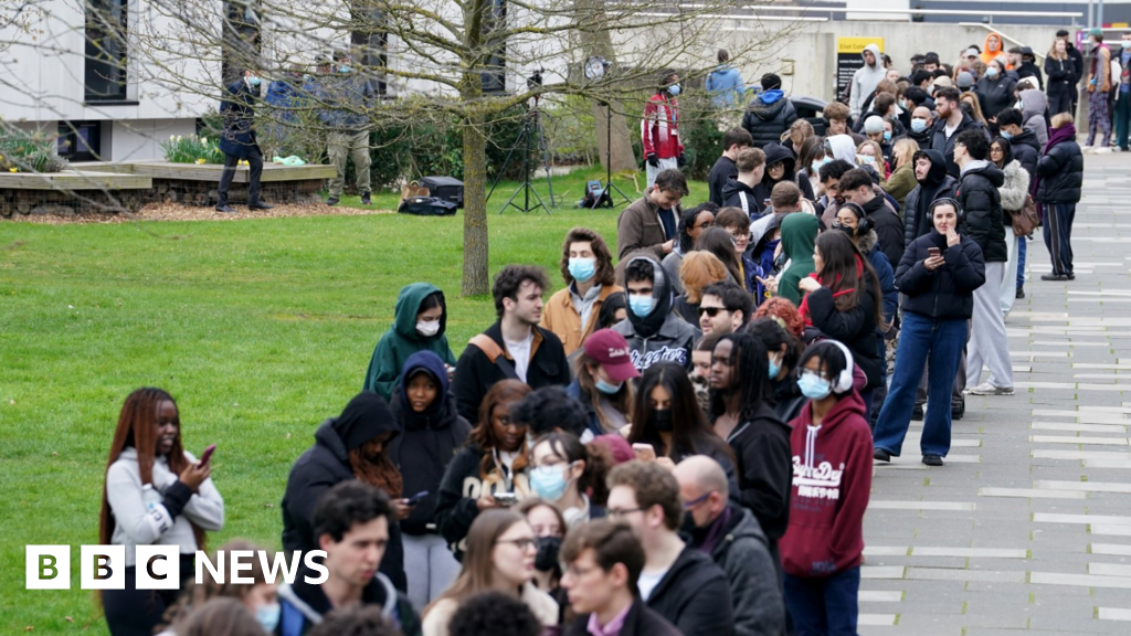 What are the symptoms of meningitis and is there a vaccine?  www.bbc.com