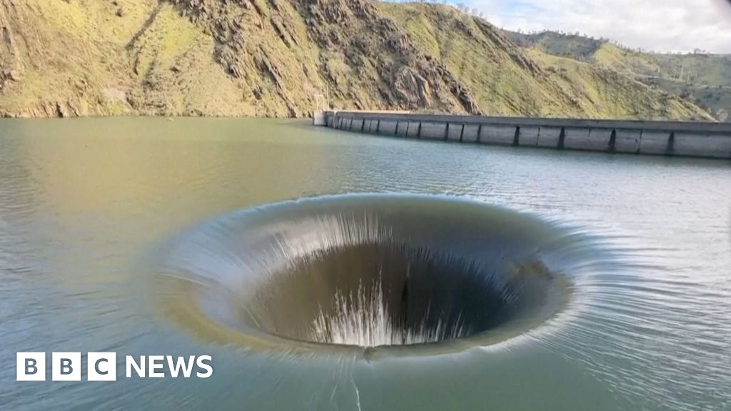 Plughole-like whirlpool in California creates mesmerising water display