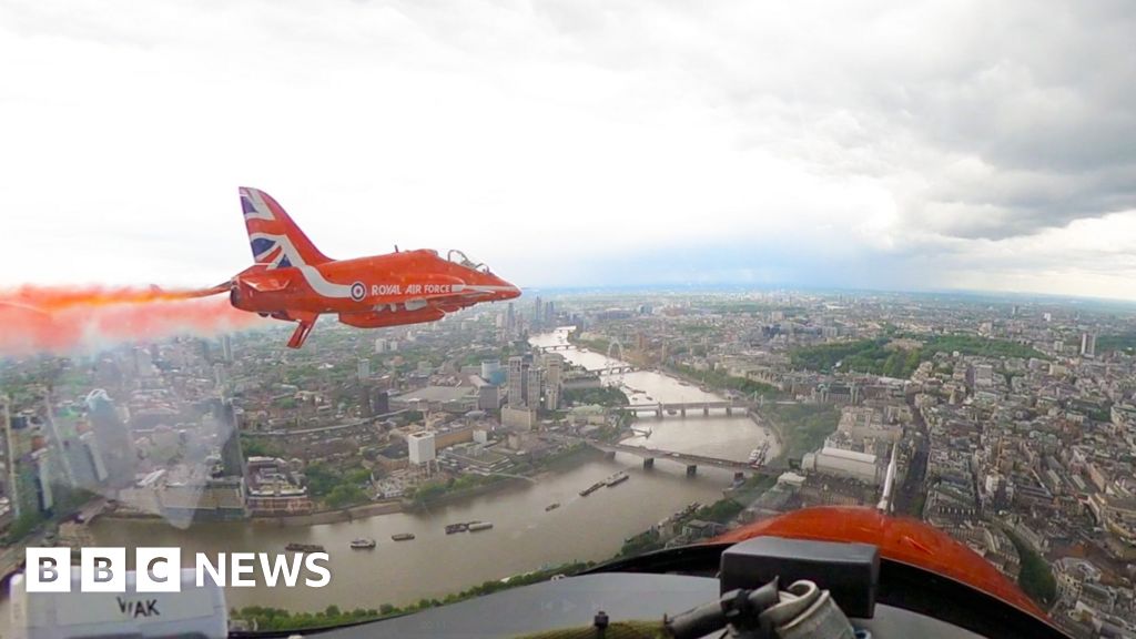 Experience the VE Day flypast from inside a Red Arrows cockpit in 360 video