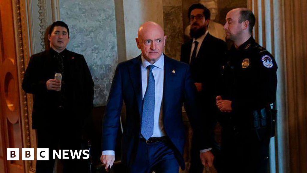 Кели съди Хегсет за опит за понижаване