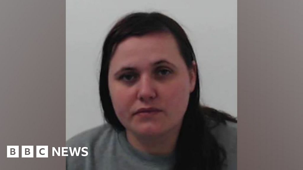 Woman admits stabbing her care worker to death - BBC News