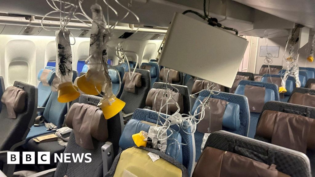 Самолет на Singapore Airlines падна от 178 фута за пет секунди - доклад
