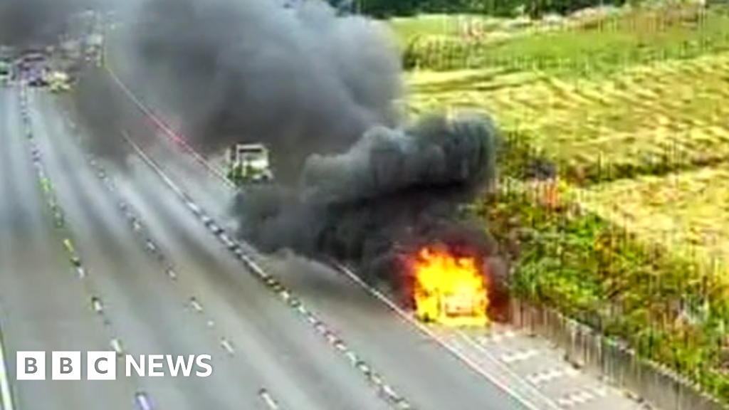 Surrey: Anti-clockwise M25 lanes closed due to vehicle fire - BBC News