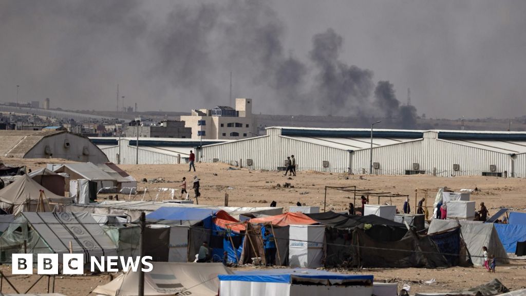 Gaza war: Israeli tanks push into central Rafah