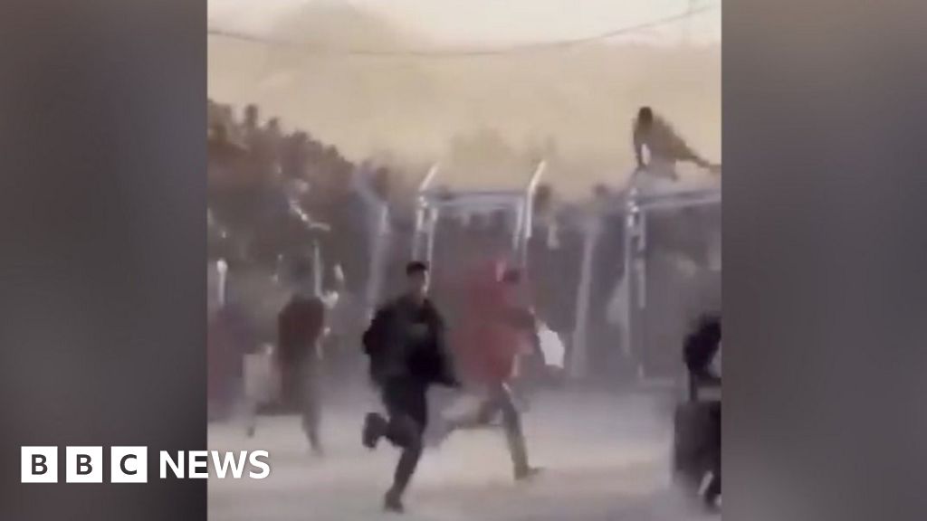 Gaza: Video shows crowds in Gaza scale fences to rush for aid