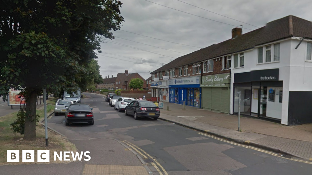 Bedford: Man seriously injured in machete attack - BBC News