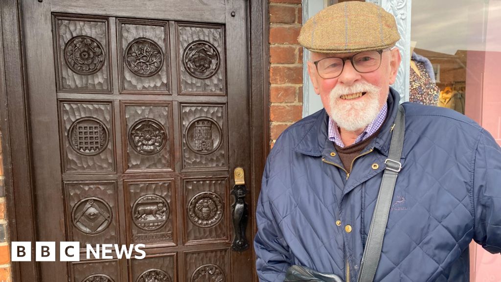 Marlborough: Historic carved door returns to high street - BBC News