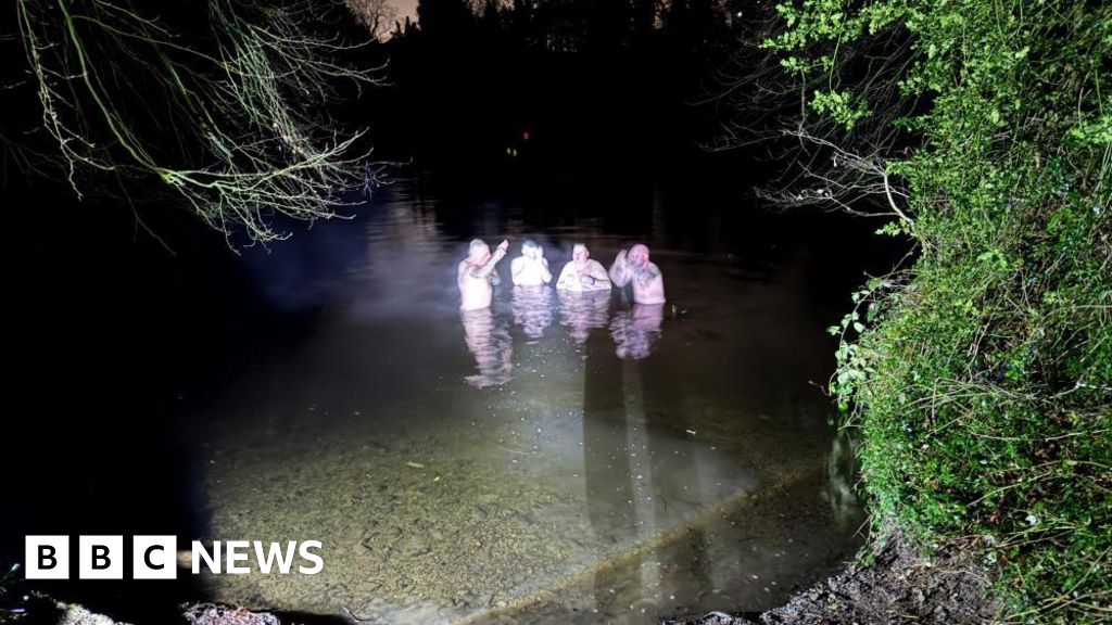 Man takes daily cold dip for mental health group