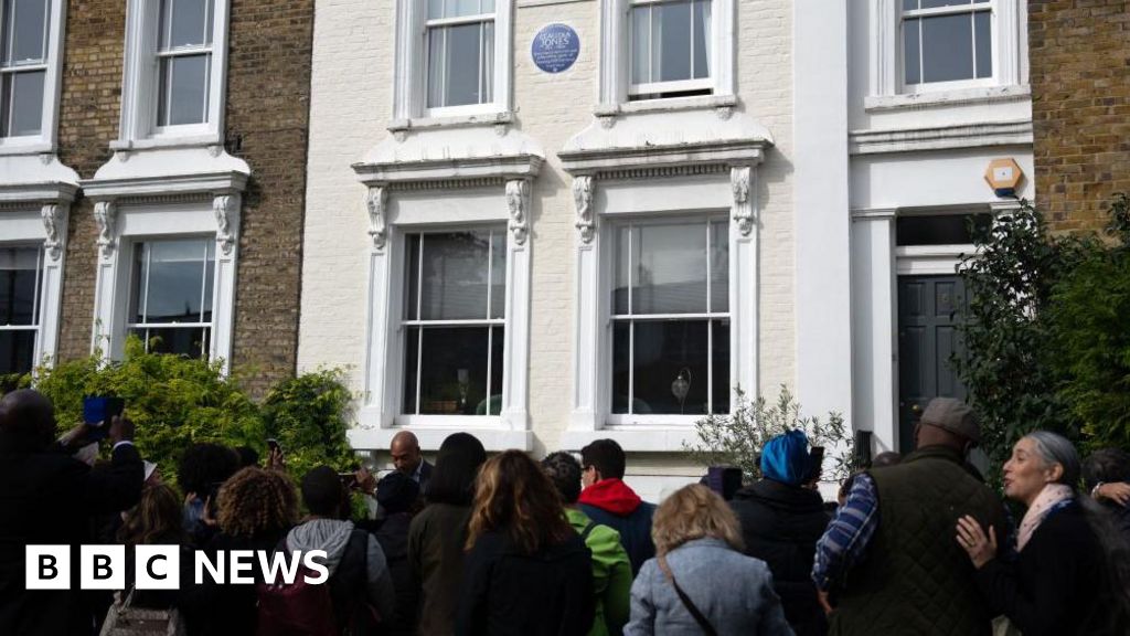 Londoners Give Mixed Responses on Bank Holiday Birth Rate Plans
