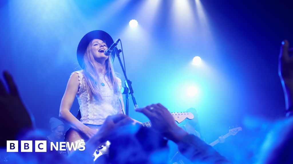 Artists in Ireland to get €325 a week under new pilot