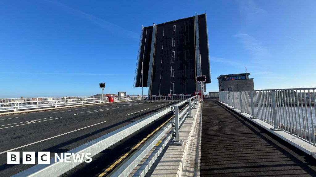 Great Yarmouth Herring Bridge river crossing opens in town