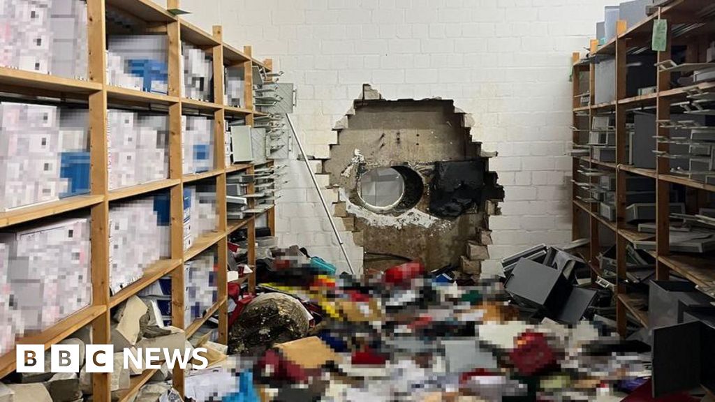 Крадците използваха голяма бормашина за да взломят сейф в банков