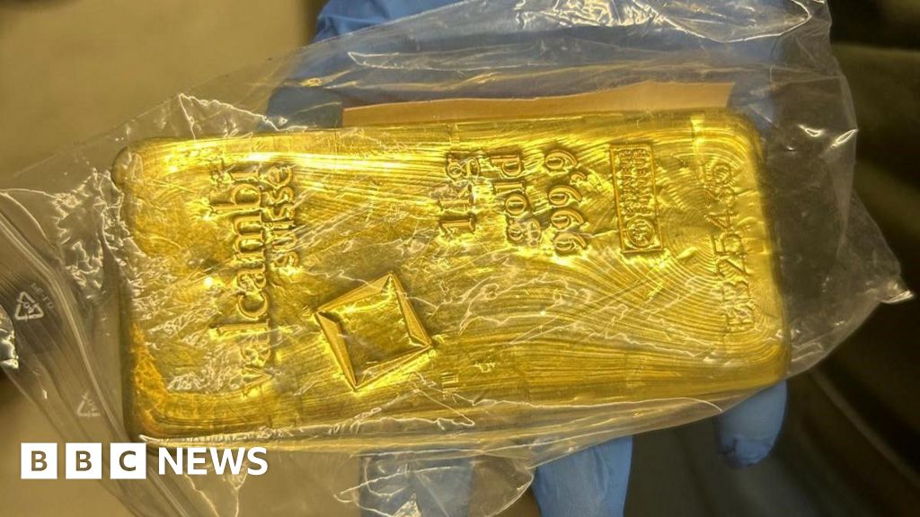 Dublin: Gold bullion, cocaine and cash seized by Irish police.