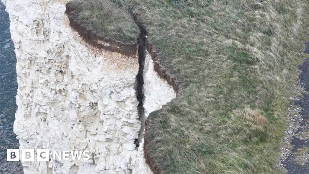 Large crack appears in Beachy Head cliff