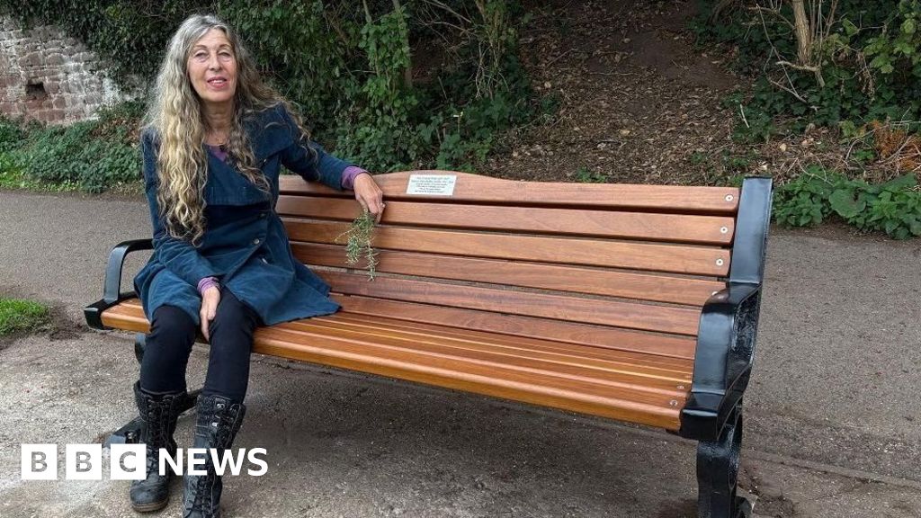 Mott the Hoople member's sister recalls day David Bowie called her house