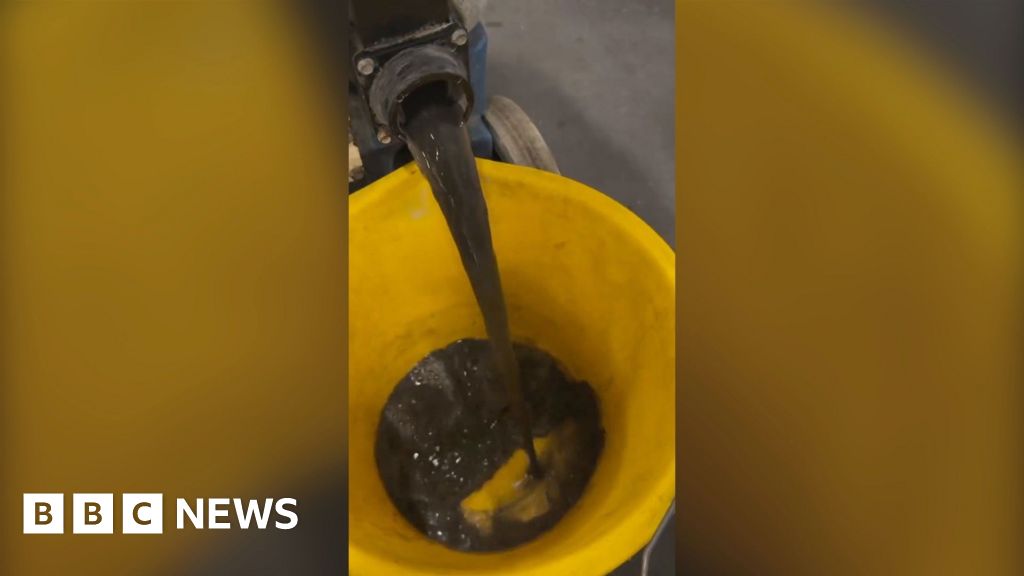 London Underground: Viral video reveals dirt in seats