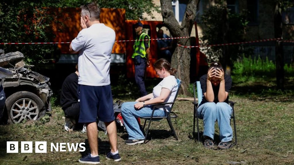 Зеленски изисква по-строги санкции след руски стачки убий 31 в Киев 