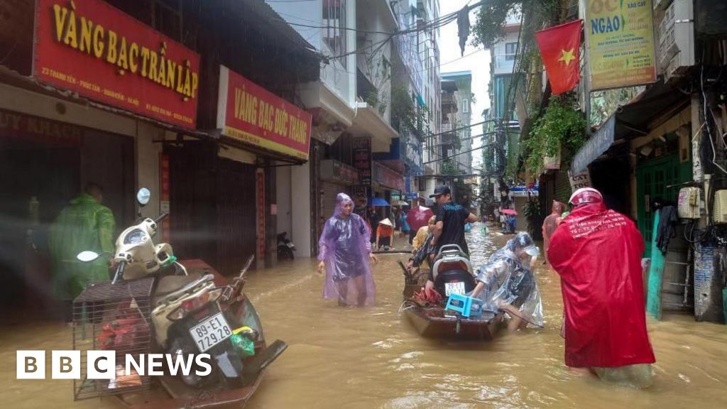 Typhoon Yagi: Thousands flee in Vietnam as floods hit Hanoi - BBC News