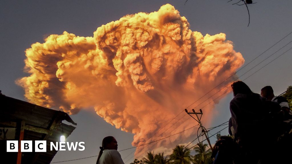 Watch Indonesian volcano spew ash over 11km into the sky thumbnail