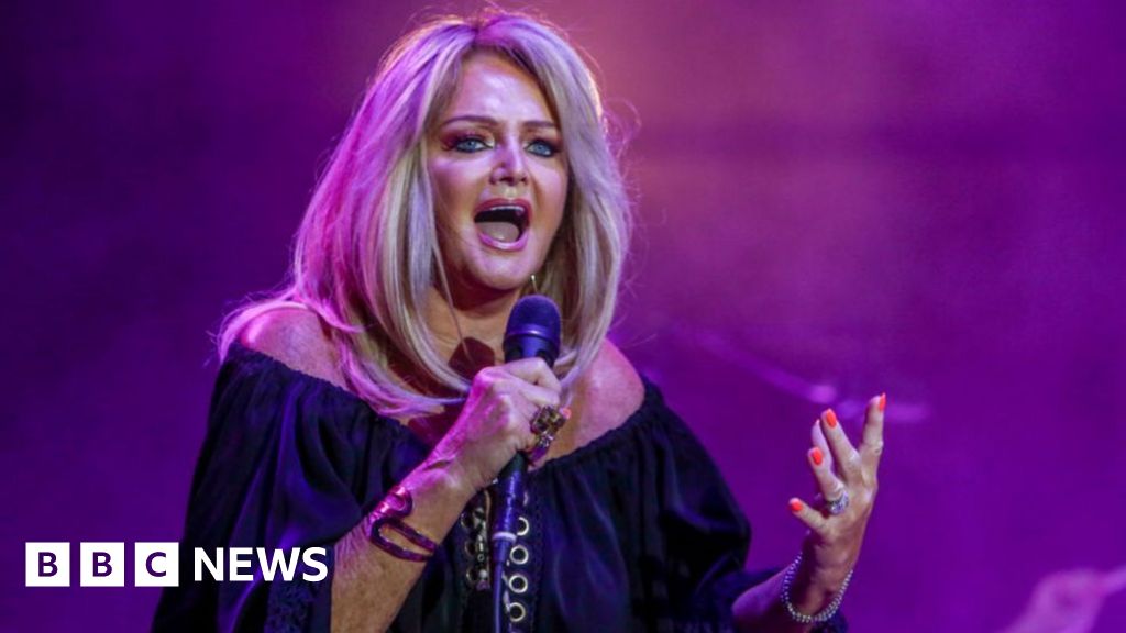 Bonnie Tyler rushed to hospital for surgery