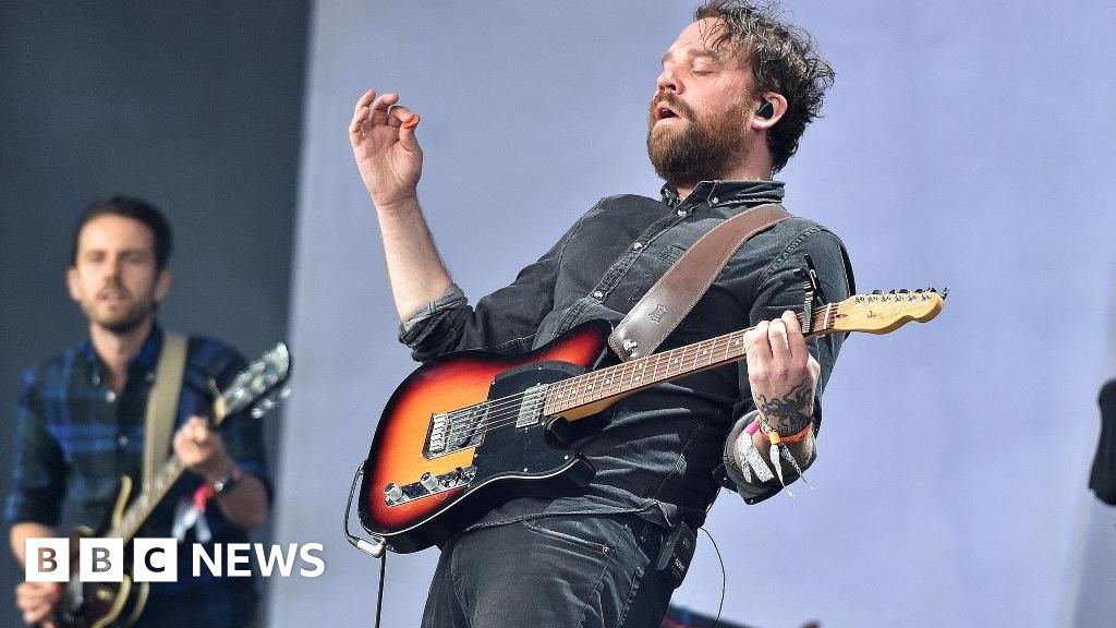 New Frightened Rabbit documentary 'to honour Scott Hutchison' - BBC News