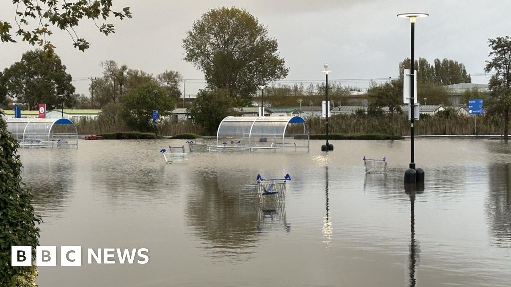 Bognor Regis A29 Shripney Road closed due to flooding