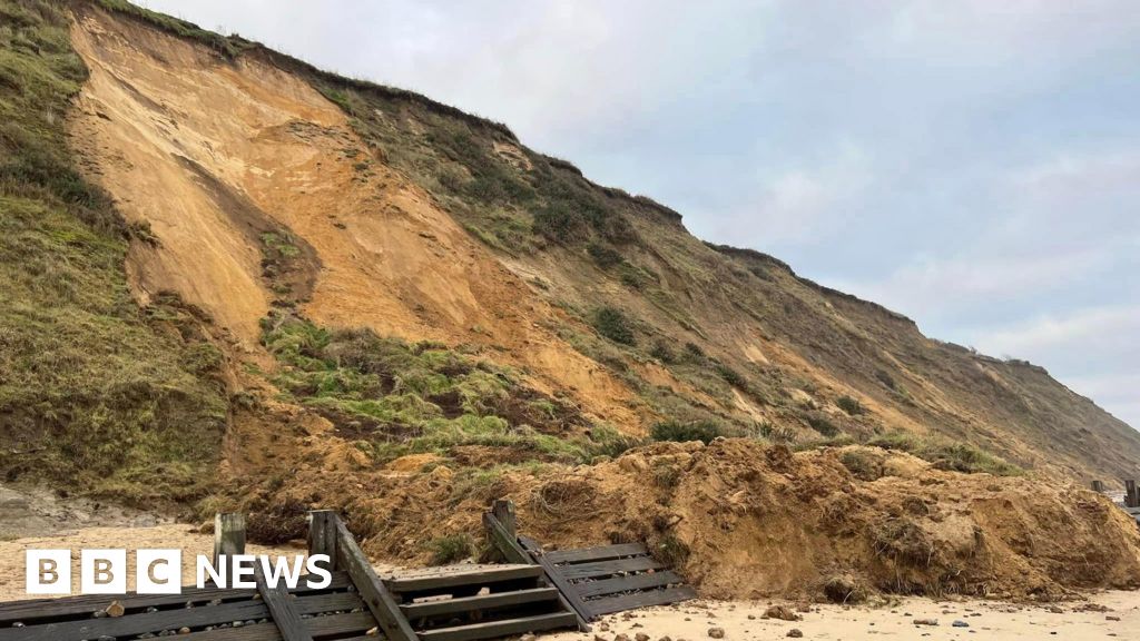 Pejalan kaki memperingatkan akan Cliff Falls di Pantai Mundesley