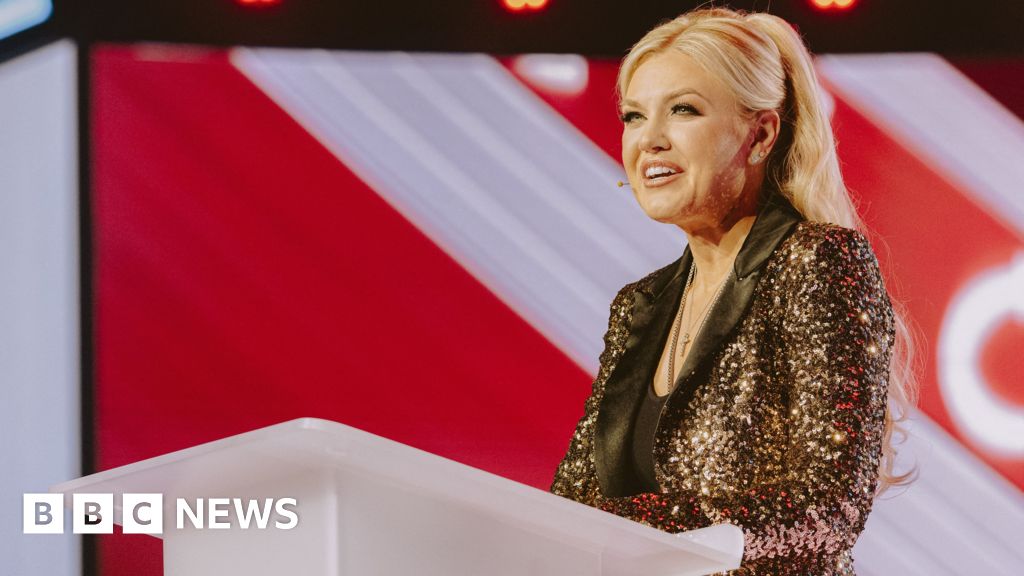 Ерика Кърк подкрепя Джей Ди Ванс за президент на напрегнато консервативно събитие